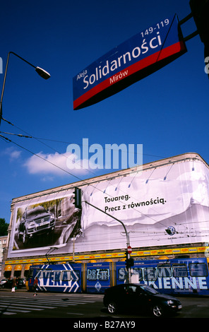 Luglio 11, 2008 - Annuncio VW a copertura di un edificio a Solidarnocsi Street nella capitale polacca di Varsavia. Foto Stock