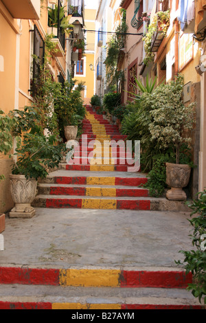 Una strada della città vecchia in Calpe Spagna Foto Stock