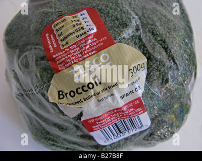 Pre pranzo degli imballaggi in plastica sui broccoli da un supermercato Foto Stock