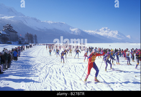 Gli sciatori a sci di fondo maratona vicino crap da Sass castello di Silvaplana Grigioni Svizzera Foto Stock