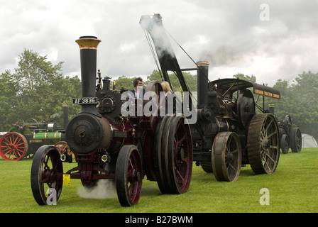 Un Burrell 6nhp Scopo generale del motore di trazione costruito nel 1916 traina un Fowler B5 8Gru nhp motore costruito nel 1901. Foto Stock