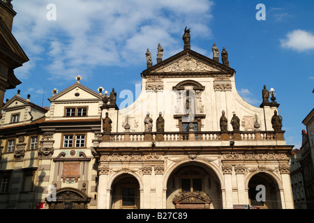 La facciata del Klementinum visto dalla Khights della Croce square a Praga Foto Stock