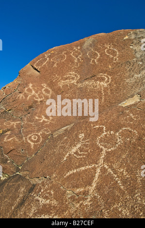 Native American incisioni rupestri su roccia alla base della montagna di Hart Warner Valley southeast Oregon Foto Stock