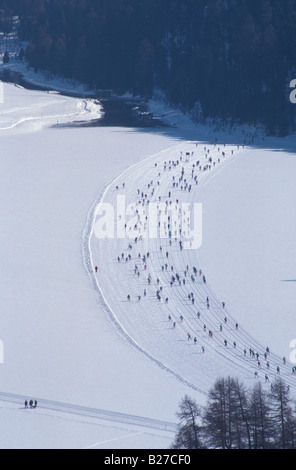 Gli sciatori a sci di fondo maratona vicino a Silvaplana Grigioni Svizzera Foto Stock