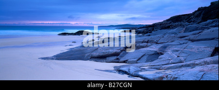 Sabbia e rocce su Traigh Iar spiaggia al tramonto, Horgabost, Harris, Ebridi, Scozia Foto Stock