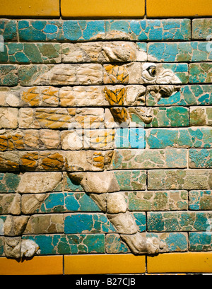 Dettaglio di con piastrelle di ceramica in Lion a Ishtar Gate Nel Pergamon Museum a Berlino Germania Foto Stock