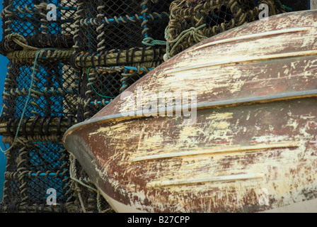 Una città di mare ancora vita con pentole di aragosta e la parte inferiore di una piccola barca appoggiata contro di loro shot in Newquay Cornwall Foto Stock