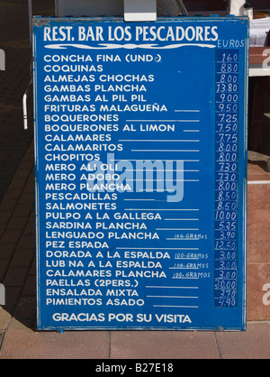 Ristorante di Pesce di Los isole Pescadores menu in lingua spagnola La Carihuela Torremolinos Provincia di Malaga Costa del Sol Spagna Foto Stock