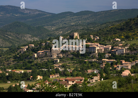 Montbrun-les-Bains, grazioso villaggio della Provenza, Francia. Foto Stock