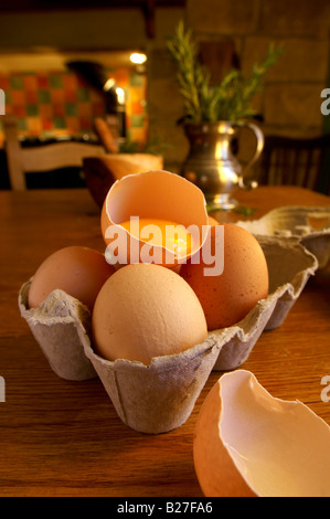 Organico fresco uova in una cucina di paese Foto Stock