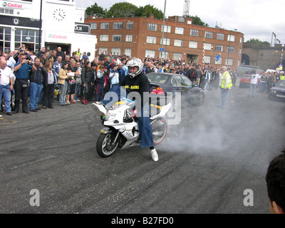 Motociclisti in Ace Cafe nel nord ovest di Londra, Inghilterra, Regno Unito Foto Stock