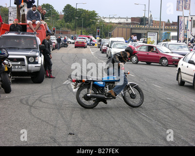 Motociclisti in Ace Cafe nel nord ovest di Londra, Inghilterra, Regno Unito Foto Stock