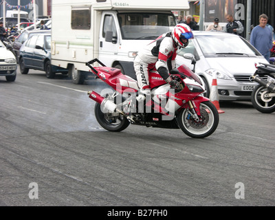 Motociclisti in Ace Cafe nel nord ovest di Londra, Inghilterra, Regno Unito Foto Stock