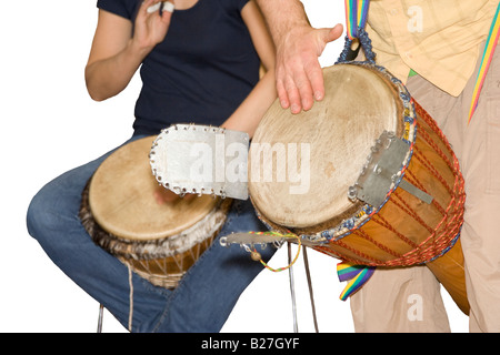 Due uomini giocando djembe - tamburo africano Foto Stock