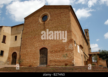 La facciata della chiesa di sant'Agostino o la chiesa di sant'Agostino a San Gimignano delle belle torri Toscana meridionale Italia Europa Foto Stock