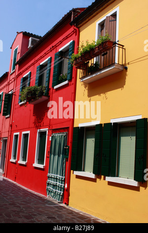 Tipico vividamente colorate case dipinte lungo le strade e canali del popolare isola veneziana di Burano Foto Stock