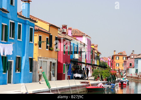 Tipico vividamente colorate case dipinte lungo le strade e canali del popolare isola veneziana di Burano Foto Stock