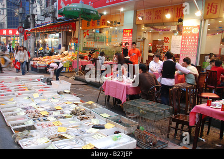 Street mercato del pesce a Shanghai Foto Stock