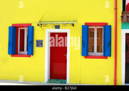 Tipico vividamente colorate case dipinte lungo le strade e canali del popolare isola veneziana di Burano Foto Stock