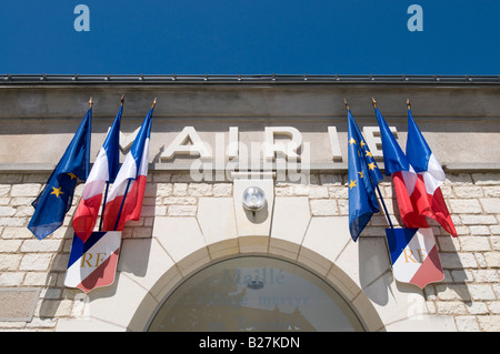 Tricolors e bandiera UE al di fuori di Mairie (municipio), Maillé, Indre-et-Loire, Francia. Foto Stock