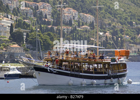 Dubrovnik Escursione turistica di nave che entra in porto vecchio dopo la crociera intorno le mura della città sulla costa dalmata di adriatico Foto Stock