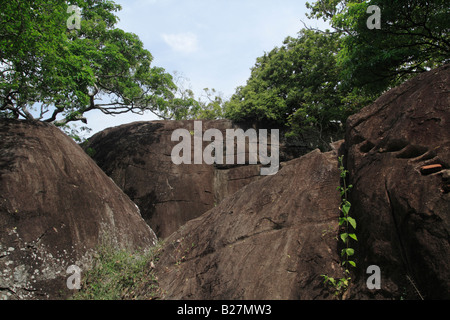 Rocce scolpite scale intorno a Sigiriya, antica fortezza di roccia, Sri Lanka. Foto Stock