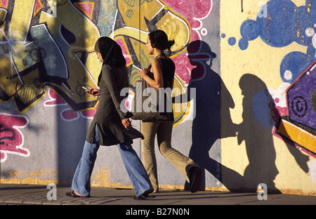 Immigrato musulmano ragazze in un sobborgo. Amsterdam, Paesi Bassi. Foto Stock