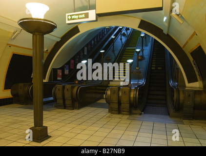 Art Deco Southgate Stazione della Metropolitana escalator linea Piccadilly Londra Foto Stock
