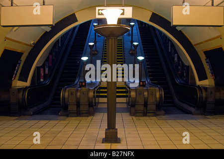 Art Deco Southgate Stazione della Metropolitana escalator linea Piccadilly Londra Foto Stock