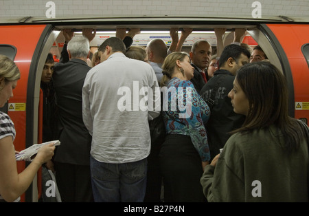 Sera Rush Hour - Linea Centrale Treno - con la stazione della metropolitana di Bank - Londra Foto Stock
