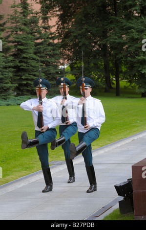 Cambiando la guardia d'onore presso la tomba del Milite Ignoto in Alexander garden, Mosca Foto Stock