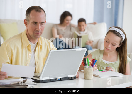 Relax in famiglia in soggiorno Foto Stock