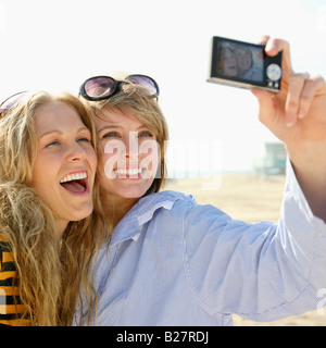 Due giovani donne che assumono Self-portrait Foto Stock
