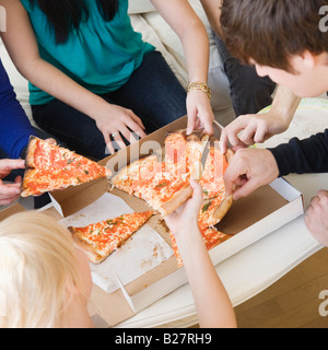 Gli amici di mangiare la pizza