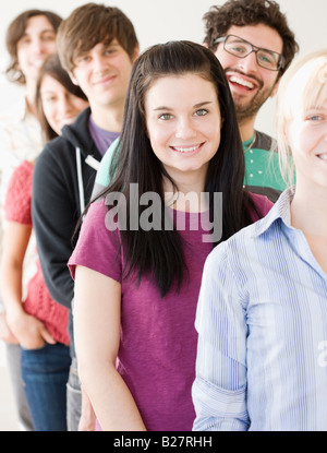 Gruppo di amici in piedi in fila Foto Stock