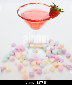 Cocktail circondato da candy cuori Foto Stock