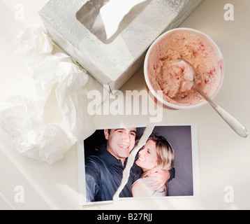 Strappato fotografare accanto al gelato e tessuti Foto Stock