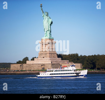 La linea di cerchio passato crociera Statua della Libertà di New York, Stati Uniti Foto Stock