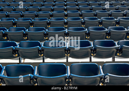 Le righe vuote di posti a sedere Foto Stock