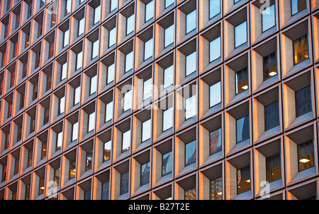 Basso angolo di vista alto della città di New York, New York, Stati Uniti Foto Stock
