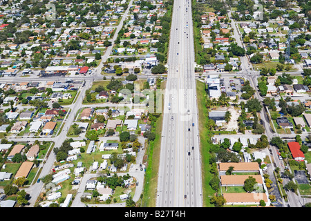 Vista aerea dell'autostrada attraverso la zona residenziale, Florida, Stati Uniti Foto Stock