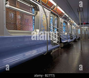 Interno del treno della metropolitana di New York City, New York, Stati Uniti Foto Stock