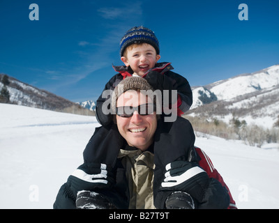 Padre figlio di contenimento sulle spalle Foto Stock