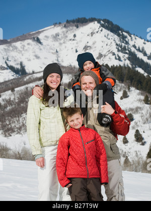Famiglia nella parte anteriore della montagna innevata Foto Stock