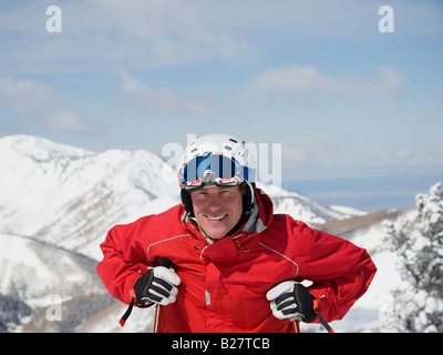 Uomo che indossa attrezzatura da sci Foto Stock