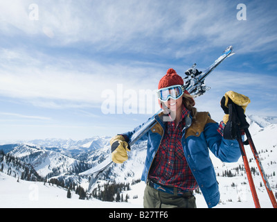 Donna che mantiene gli sci in spalla Foto stock - Alamy