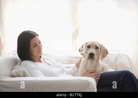 Cane sulla donna di giro Foto Stock