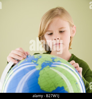 Ragazzo che guarda al mondo Foto Stock