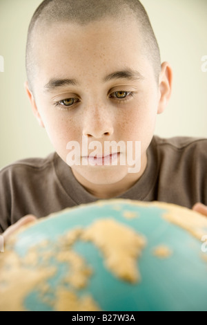 Ragazzo che guarda al mondo Foto Stock