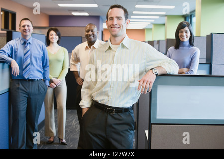 Imprenditore con multi-etnico collaboratori in background Foto Stock